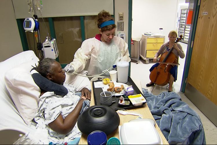Cellist Martha bermain untuk pasien di Medstar Georgetown University Hospital.