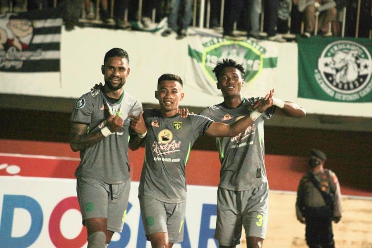 Seleberasi penyerang Persebaya, Silvio Junior, seusai membobol gawang PSS pada pertandingan Liga 1 di Stadion Maguwoharjo, Sleman, Sabtu (27/8/2022).