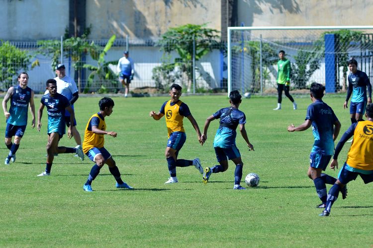 Para pemain Persib mematangkan permainan dalam latihan pramusim jelang kick-off Liga 1 2022-2023, Kamis (7/7/2022) di Stadion Persib, Sidolig, Jl Ahmad Yani Bandung.