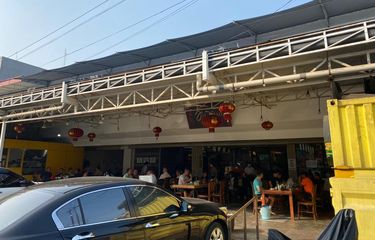 Ruko bernama Jia Xiang Kopitien (JX Kopitien) masih melayani pelanggan meski Rabu (24/5/2023) pagi ini hendak dibongkar karena ada area yang melanggar aturan lantaran caplok bahu jalan dan saluran air.