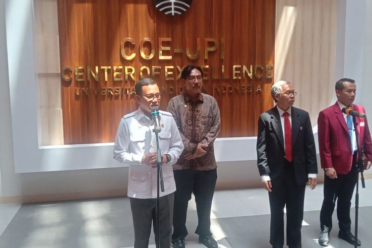Menteri P2MI Abdul Kadir Karding dan Rektor UPI Didi Sukyadi tengah menjelaskan terkait penbentukan Migran Center di Kampus UPI, Kota Bandung, Jawa Barat. Kamis (28/8/2025).
