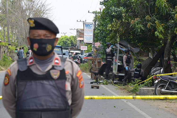 Tim Penjinak Bom Brimob Polda Aceh memeriksa tempat kejadian perkara usai ledakan yang diduga granat di rumah warga, Desa Peunyerat, Kecamatan Bandar Raya, Banda Aceh, Aceh, Senin (1/3/2021). Pihak kepolisin setempat menyatakan aksi teror yang diduga menggunakan granat tersebut merusak kios, kaca dan dinding rumah serta melukai seorang warga.