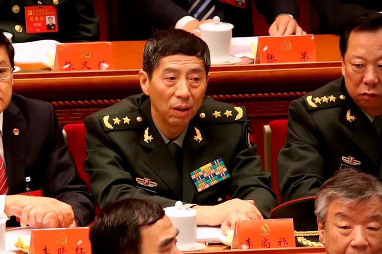 Li Shangfu, tengah, direktur Departemen Pengembangan Peralatan Komisi Militer Pusat China, menghadiri upacara pembukaan Kongres Partai ke-19 China di Aula Besar Rakyat di Beijing.