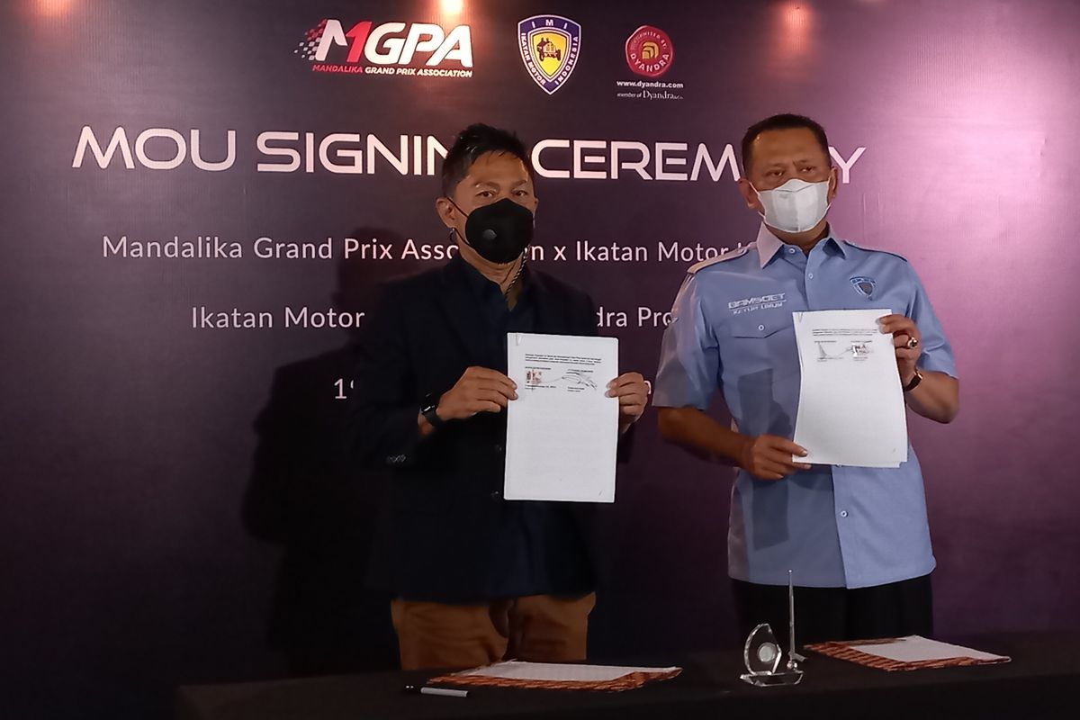 Penandatanganan MoU antara Dyandra Promosindo dengan Ikatan Motor Indonesia (IMI) untuk distribusi paket nonton World Superbike (WorldSBK) 2021 di Pertamina Mandalika International Street Circuit