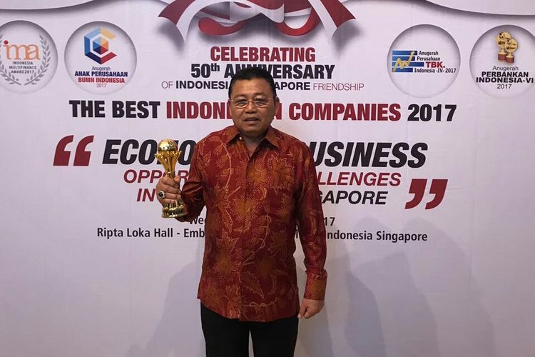 Gubernur Kalimantan Barat Cornelis saat menerima penghargaan sebagai pembina perbankan terbaik pada Anugerah Perbankan Indonesia VI Tahun 2017 di Hall Kedutaan Besar Republik Indonesia (KBRI) di Singapura (23/8/2017).