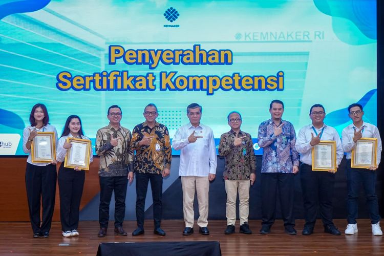 Menteri Ketenagakerjaan (Menaker) Yassierli dalam penutupan program Pemagangan Nasional Batch I yang diikuti 16.112 peserta pada periode Oktober 2025 hingga April 2026. Penutupan program dilakukan di Jakarta, Jumat (24/4/2026).