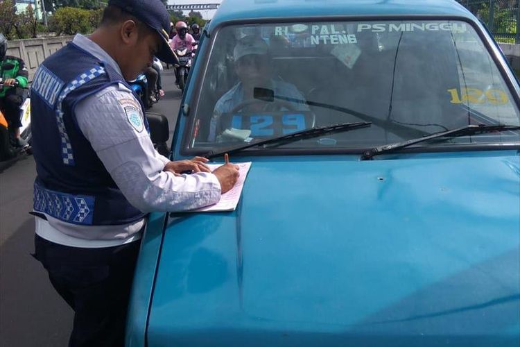 Petugas Dishub tilang angkutan umum di Kawasan Pasar Minggu, Jakarta Selatan, Selasa (9/7/2019)