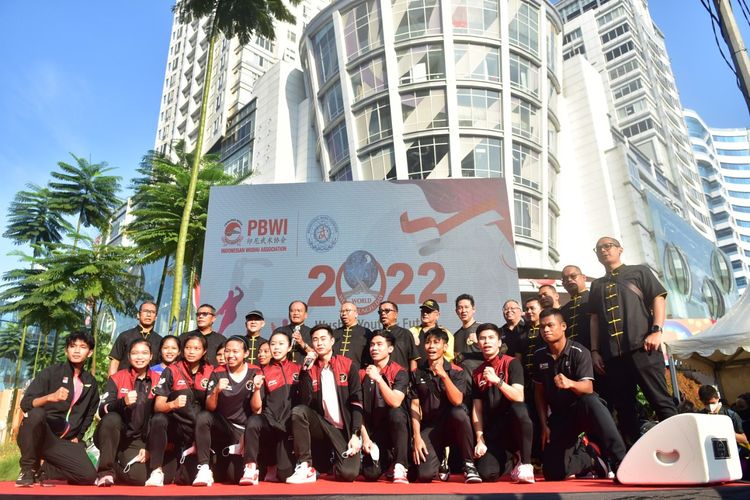 Petinggi PB WI dan beberapa atlet wushu nasional berfoto bersama dalam perayaan Hari Wushu-Kungfu se-dunia yang dihelat di FX Sudirman, Jakarta, pada Minggu (15/8/2022).