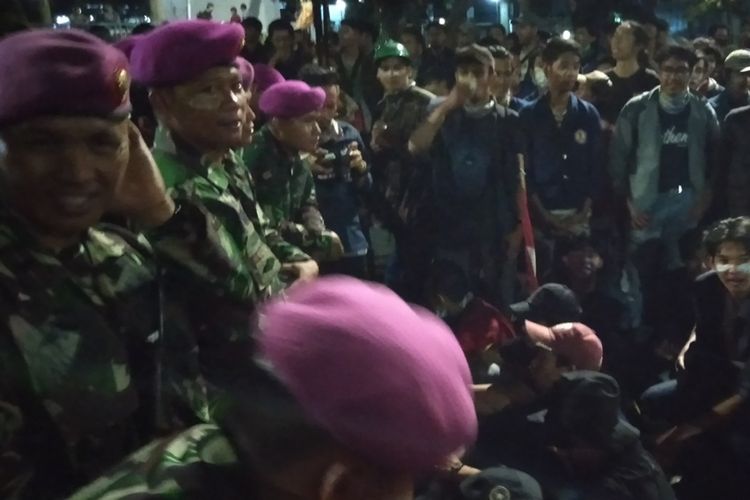 Massa mahasiswa dan pasukan TNI terlihat akrab, mereka terlihat saling bercanda setelah kerusuhan di depan Gedung DPR/MPR RI, Jakarta Pusat, Selasa (24/9/2019)
