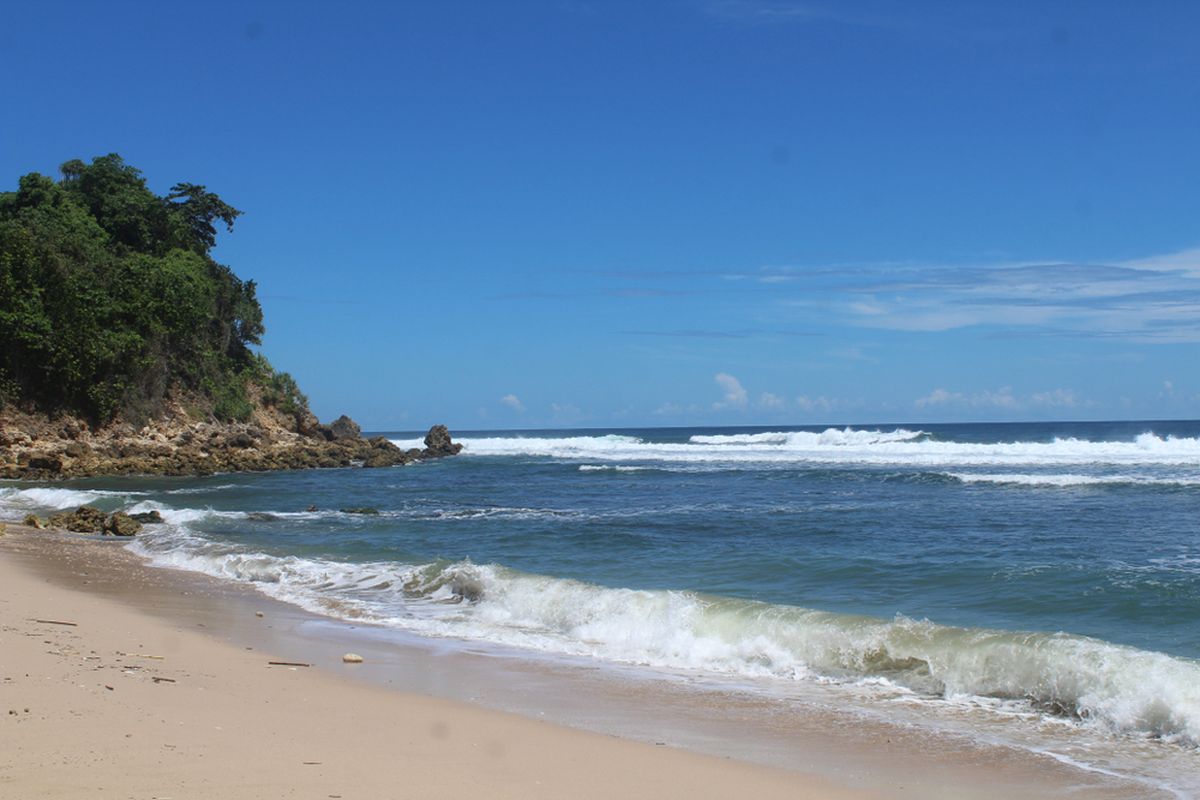 Ilustrasi suasana Pantai Pacar di Kecamatan Pucanglaban, Kabupaten Tulungagung, Jawa Timur.