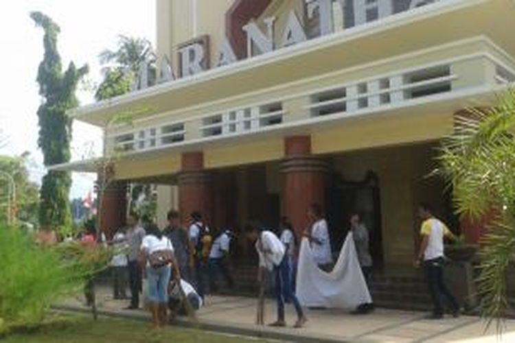 Mahasiswa di Ambon tampak membersihkan Gereja Maranatha di Jalan Pattimura, Sabtu (6/12/2014).