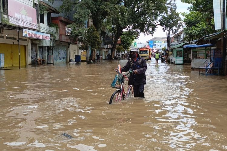 Jalan Raya Dayeuhkolot Terputus Banjir 70 Cm, Warga Terpaksa Jalan Kaki