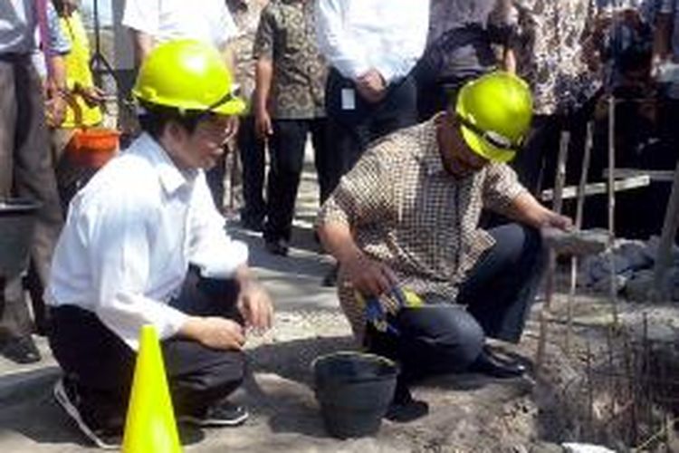 Direktur RNI Ismed Hasa Putro (kiri) bersama Walikota Madiun Bambang Irianto saat peletakan batu pertama AkGRI, Minggu (17/8/2014)