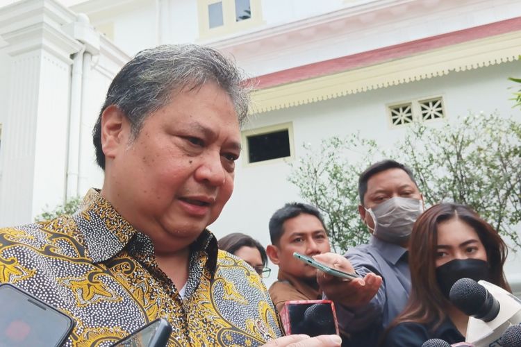 Ketua Umum Partai Golkar Airlangga Hartarto di Kompleks Istana Kepresidenan, Jakarta, Selasa (4/4/2022).