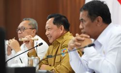 Jelang Nataru, Mendagri Tito Tekankan Pentingnya Penyaluran Bansos dan Operasi Pasar