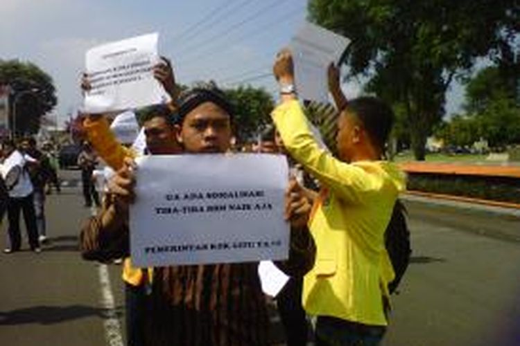 Belasan mahasiswa di Kota Magelang menggelar aksi menuntut Presiden Jokowi mengubah program-program yang tidak pro rakyat, di Alun-alun Kota Magelang, Senin (31/3/2015).