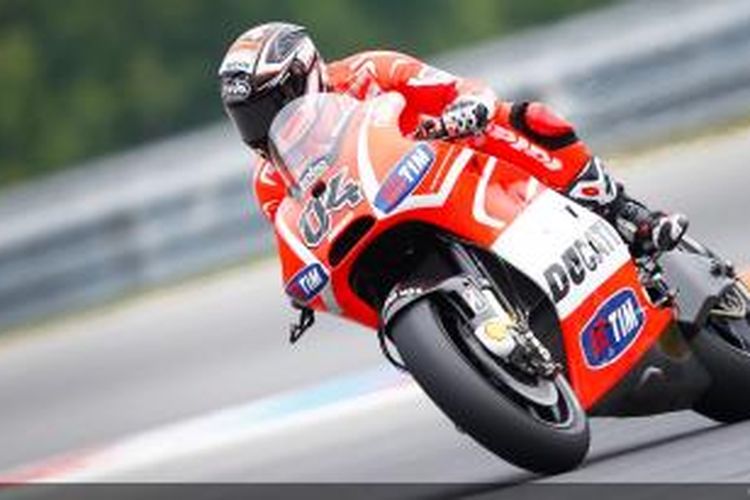 Pebalap Ducati asal Italia, Andrea Dovizioso, memacu motornya di lintasan Sirkuit Brno, pada balapan GP Ceko, Minggu (25/8/2013).