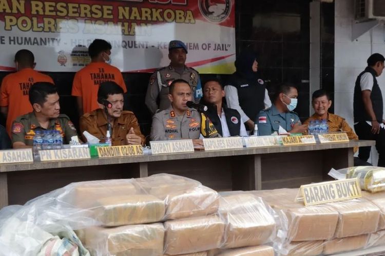 Kapolres Asahan, AKBP Afdal Junaidi saat memaparkan pengungkapan kasus 130 kg ganja di Mapolres Asahan, Senin (22/7/2024)