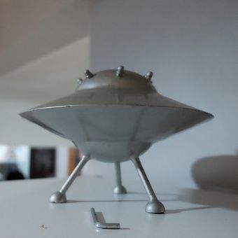 Miniatur UFO yang ada di rumah Venzha Christ, penggiat Space Art asal Indonesia