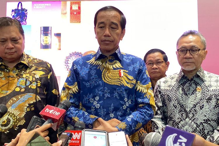 Presiden Joko Widodo usai meresmikan Pembukaan UMKM Expo(rt) Brilianpreneur 2023 di Jakarta Convention Center (JCC), Senayan, Jakarta, Kamis (7/12/2023).