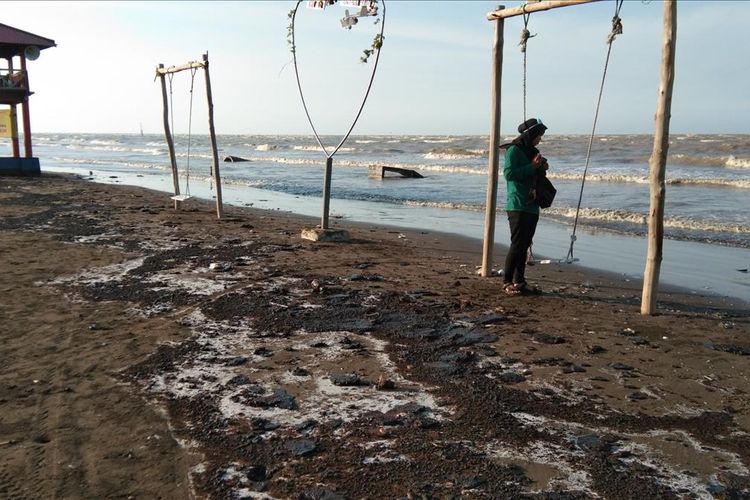 Menghitamnya Pantai Di Utara Karawang Hingga Penanganannya