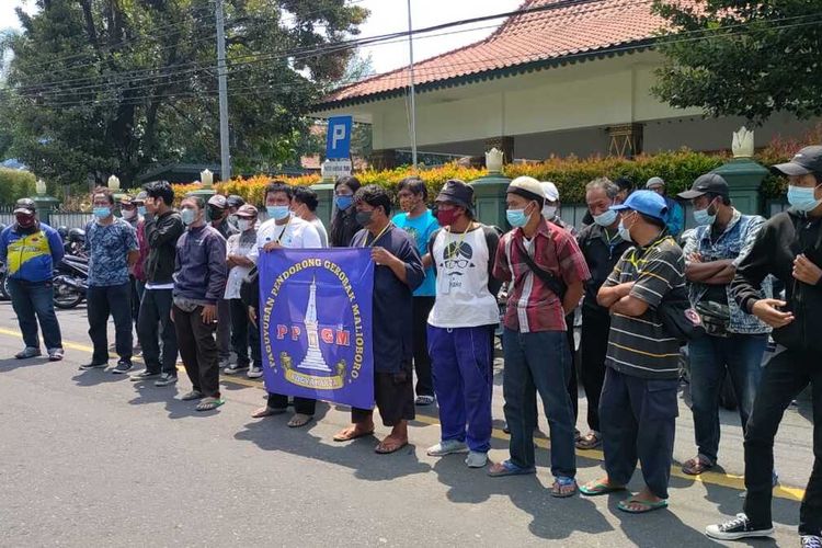 paguyuban pendorong gerobak malioboro saat unjuk rasa di Balaikota Yogyakarta, Senin (28/3/2022)