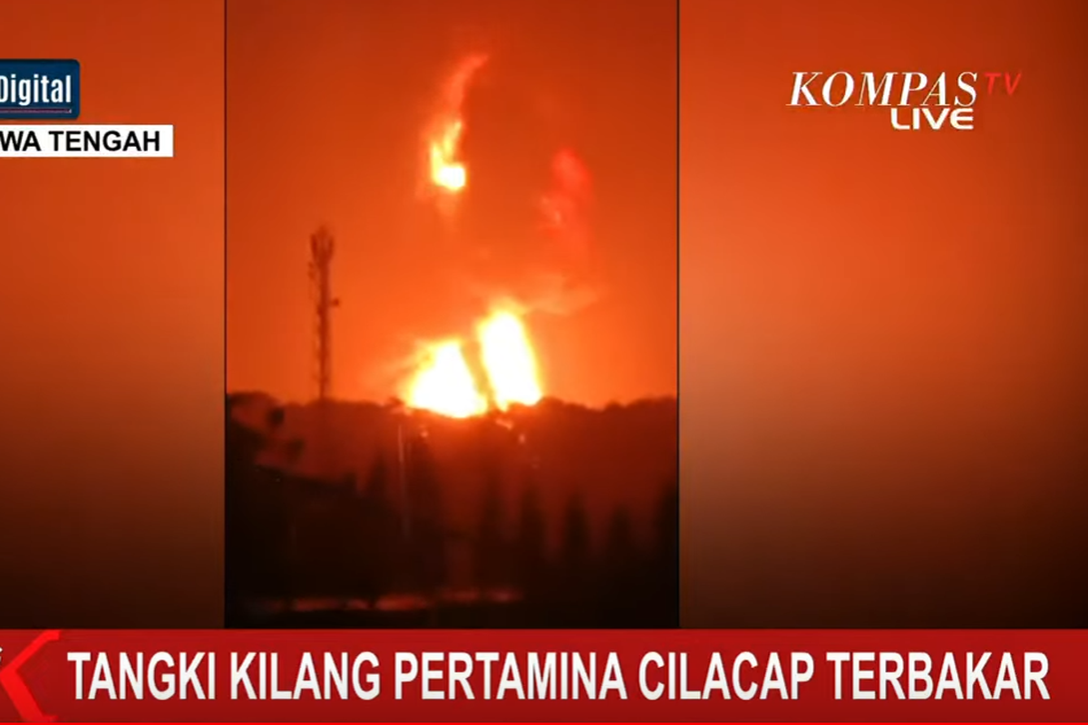 Kebakaran di Kilang Pertamina Cilacap, Jawa Tengah, Sabtu (13/11/2021).