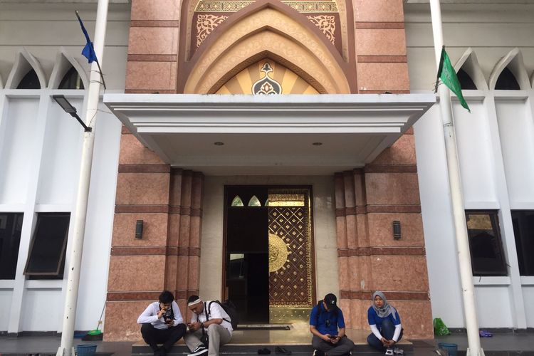 Pintu Nabawi masjid, lokasi makam Habib Cikini di kompleks apartemen Menteng Park, Cikini, Jakarta Pusat
