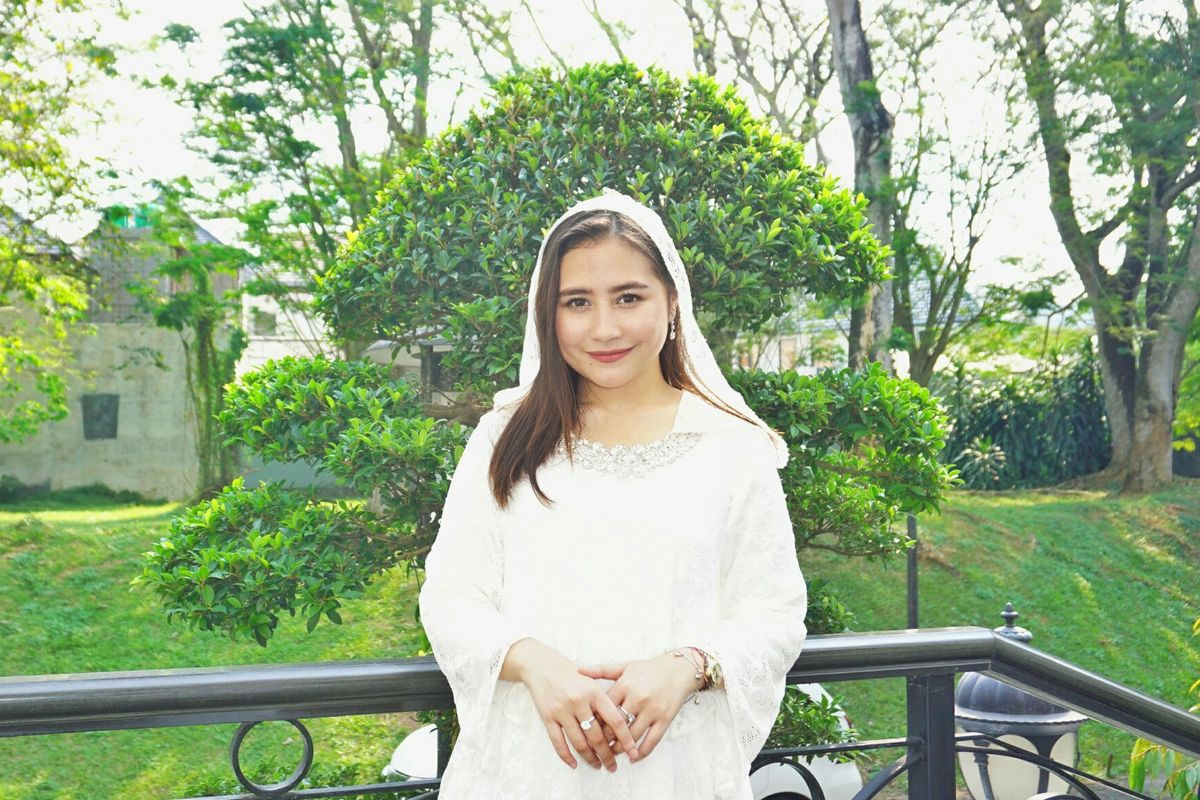 Artis peran Prilly Latuconsina saat diabadikan di kediaman sang Opa di kawasan BSD, Tangerang, Banten, Rabu (5/6/2019).