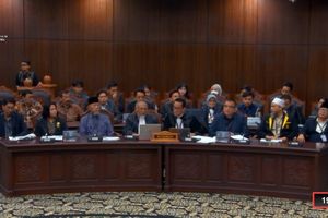 Denny Indrayana Sebut Informasi Gibran Tak Penuhi Syarat Pendidikan Ditutupi