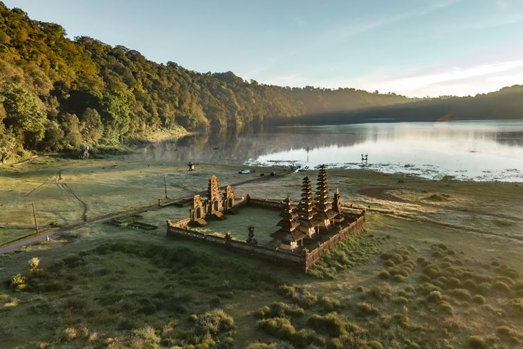 Suasana di Danau Tamblingan. 