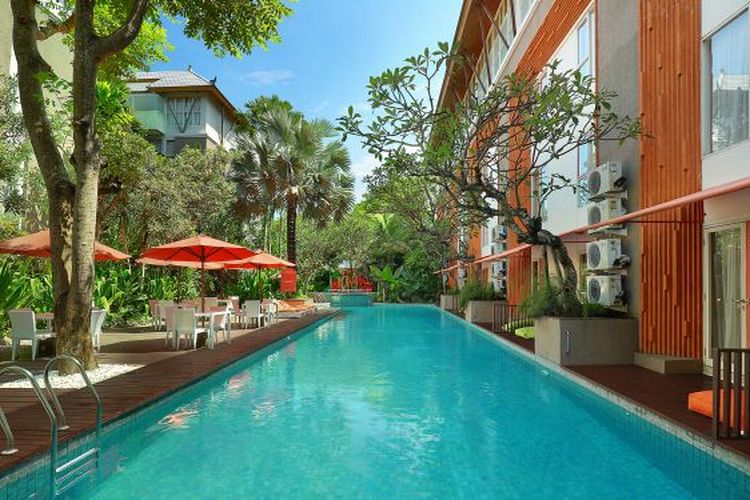 Ilustrasi kolam renang di HARRIS Hotels & Residence Sunset Road Bali. 