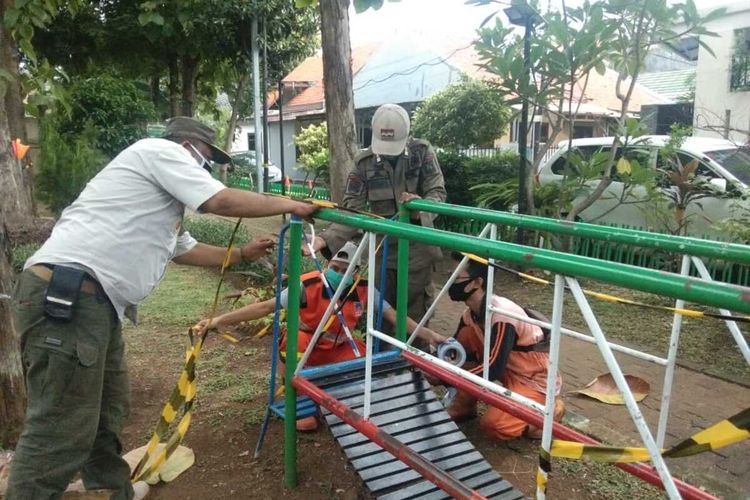 Pemalangan fasilitas umum di sejumlah taman di Kelurahan Jati, Pulogadung, Jakarta Timur, untuk cegah kerumunan warga, Rabu (6/5/2020).