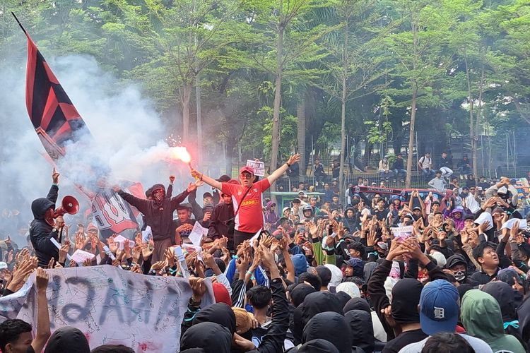 Ribuan supporter PSM Makassar dari berbagai kelompok saat menggelar aksi unjuk rasa di depan Menara Bosowa di Jl Jenderal Sudirman Kecamatan Ujung Pandang, Kota Makassar, Sulawesi Selatan (Sulsel), Senin (18/12/2023).