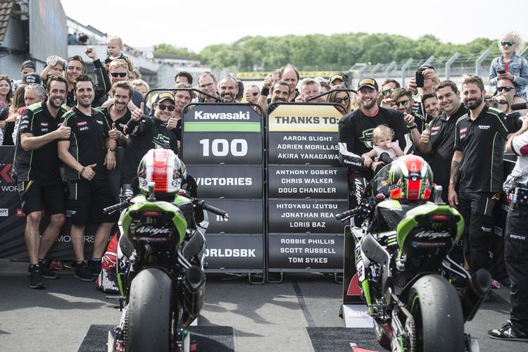 Kemenangan ke-100 dipersembahkan Jonathan Rea.