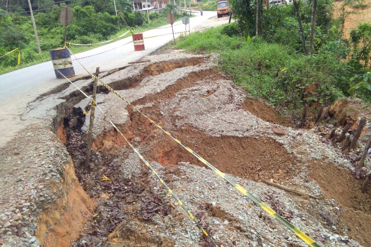 Kondisi jalan nasional yang longsor di kilometer 259 ruas jalan Tanjung-Sanggau, Kecamatan Bunut Hilir, Kabupaten Sanggau, Kalimantan Barat