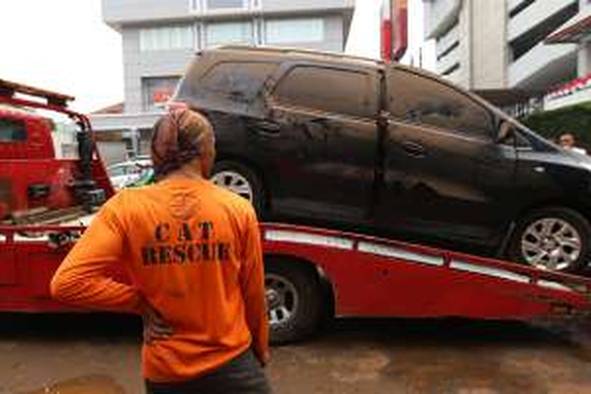 Sebuah mobil mewah yang terendam air di basement gedung di Kemang, Jakarta Selatan, tengah dievakuasi, Minggu (28/8/2016). Kepala Dinas Tata Air DKI Jakarta Teguh Hendarwan mengatakan, banjir di kawasan Kemang terjadi akibat jebolnya tembok rumah warga yang berbatasan dengan Kali Krukut.