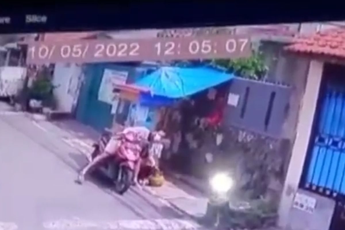 Aksi pencurian tabung gas terjadi di Jalan BB, RW 004 Cipinang Muara, Jatinegara, Jakarta Timur. Dalam video yang beredar di media sosial, pencurian itu terekam kamera closed-circuit television (CCTV) pada Selasa (11/5/2022) sekitar pukul 12.00 WIB.