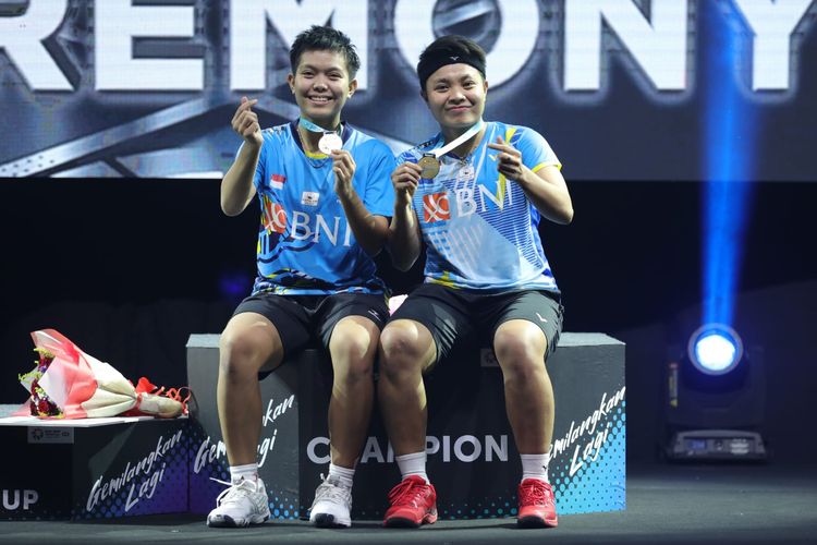 Apriyani Rahayu/Siti Fadia Silva Ramadhanti berpose di podium usai menjuarai Malaysia Open 2022, Minggu (3/7/2022). Apriyani/Fadia juara Malaysia Open 2022 setelah menang rubber game atas Zhang Shu Xian/Zheng Yu (China) di final dengan skor 21-18, 12-21, 21-19.