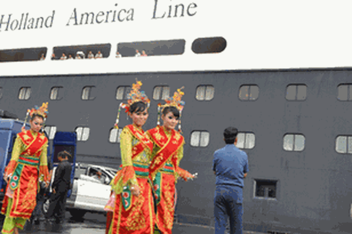Para penari sedang melintas di depan kapal pesiar MS Rotterdam di pelabuhan Tanjung Priok, Jakarta, tanggal 17 Februari 2013.