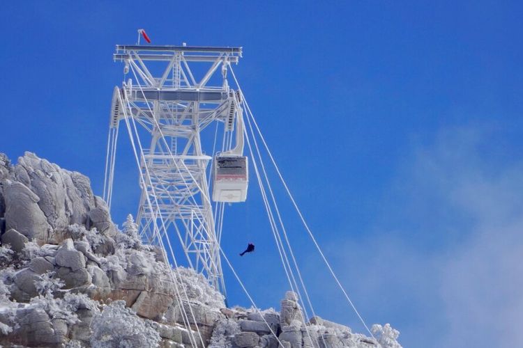 Seorang penumpang diturunkan dari kereta gantung Sandia Peak Tramway yang terdampar semalaman pada Malam Tahun Baru pada Sabtu, 1 Januari 2022, di Albuquerque, NM.