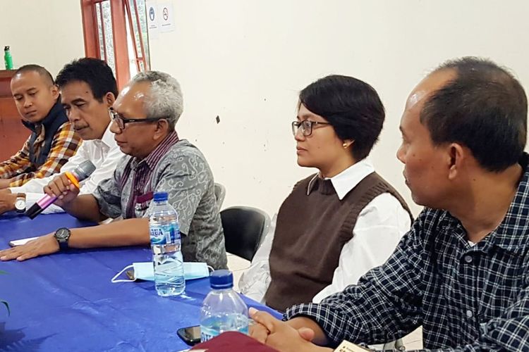 Syahrial mewakili PT DPM saat memberi keterangan pers di Dairi, Senin (28/11/2022)