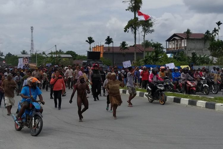 Massa demonstran saat merangsak ke halaman DPRD Mimika, Papua, Rabu (21/8/2019).