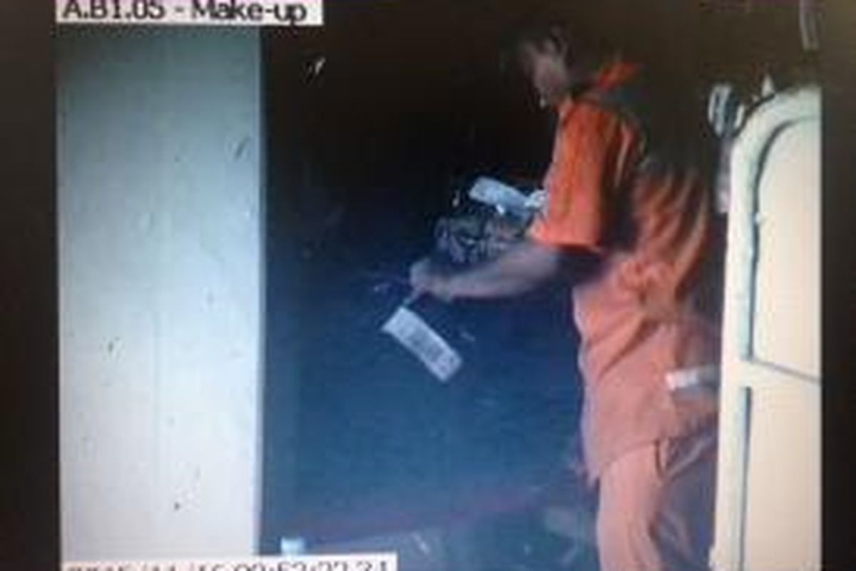 (Dokumentasi CCTV PT Angkasa Pura II)
Rekaman CCTV milik PT Angkasa Pura II menampilkan oknum porter membuka koper penumpang dan mengambil barang berharga di area bagasi maskapai Lion Air, Terminal 1 Bandara Soekarno-Hatta, Tangerang, bulan November 2015 lalu. 





