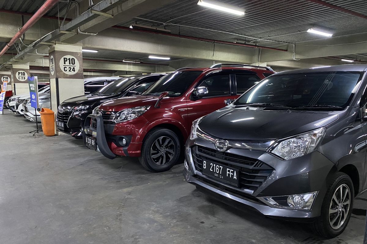 Mobil bekas di WTC Mangga Dua