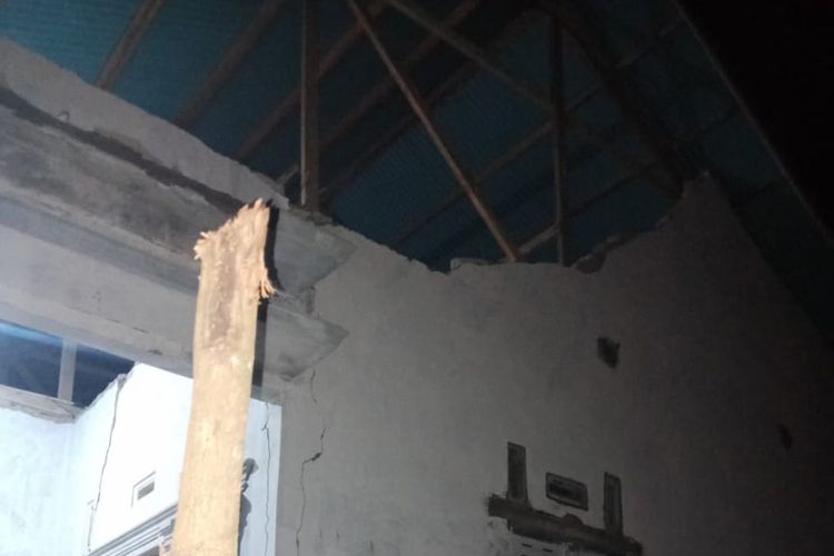 Kondisi salah satu rumah warga yang rusak sedang akibat gempa magnitudo 5,3 yang mengguncang Solok Selatan,  Kamis (27/02/2019) pukul 06.27 WIB.  