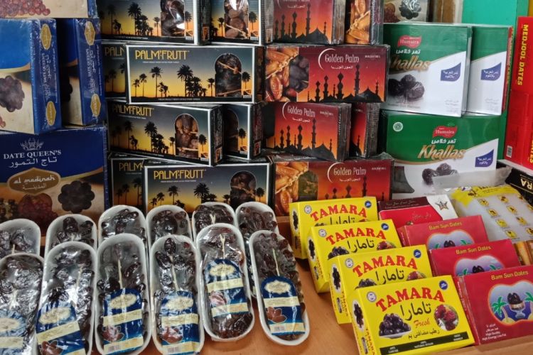 Kurma yang dijual dengan box aneka merek, di Pasar Tanah Abang Blok C, Rabu (23/5/2018).