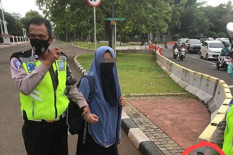 Seorang perempuan diduga membawa senjata api ditangkap polisi lalu lintas dan anggota Pasukan Pengamanan Presiden (Presiden) karena mencoba menerobos masuk ke area Istana Merdeka, Selasa (25/10/2022).