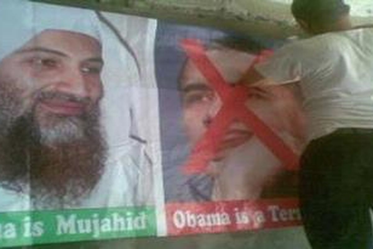 Rumah Ketua Front Pembela Islam di Jalan Petamburan III, Rizieq Shihab, dipasangi sejumlah poster bergambar wajah Osama Bin Laden dan wajah Presiden Amerika Serikat, Barack Obama. 