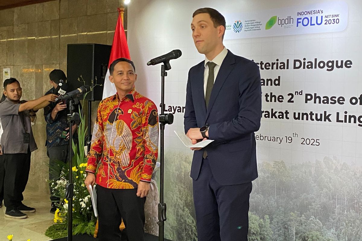 Menteri Iklim Dan Lingkungan Hidup Norwegia, Andreas Bjelland Eriksen dan Menteri Kehutanan Raja Juli Antoni di Kemenhut, Jakarta Pusat, Rabu (19/2/2025). 